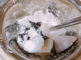 11、糖醋茄子,每一块茄子都均匀地沾上淀粉。