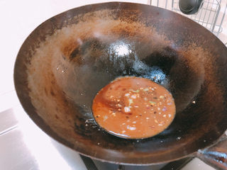 16、糖醋茄子,倒入调汁的糖醋汁。