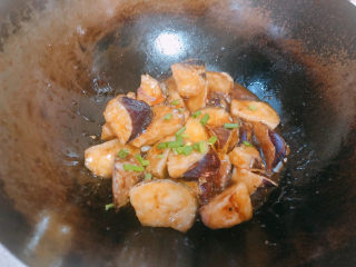 18、糖醋茄子,翻炒入味，最后撒上葱花。