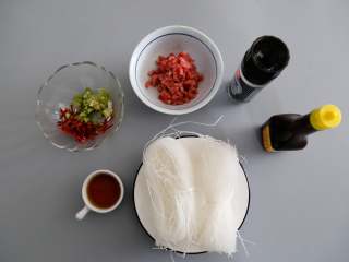 1、蚂蚁上树,准备好所需要的食材。