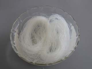 2、蚂蚁上树,粉丝放在冷水中浸泡。