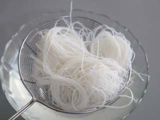 3、蚂蚁上树,粉丝泡软后捞起沥干水分。