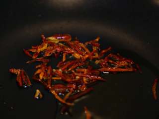 4、蚂蚁上树,锅中放油烧热，放入辣椒丝。