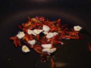 5、蚂蚁上树,放入蒜片，煸炒出香味。