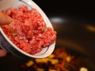 6、蚂蚁上树,放入肉末。