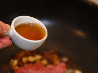 7、蚂蚁上树,放入料酒去肉腥味。