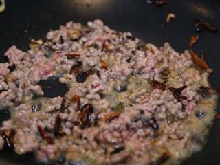 8、蚂蚁上树,煸炒至肉变色熟透。