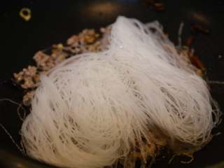 10、蚂蚁上树,放入粉丝翻炒。