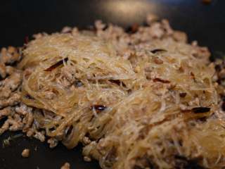 13、蚂蚁上树,翻炒至粉丝熟透。