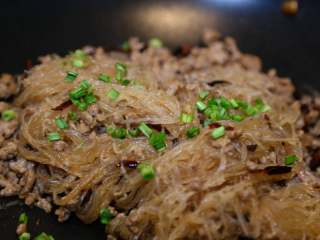 16、蚂蚁上树,撒入小葱碎。