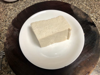 1、韭菜炒豆腐➕千里莺啼绿映红,加入一茶匙太太乐鸡汁