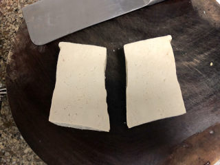 2、韭菜炒豆腐➕千里莺啼绿映红,对半切开