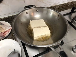 3、韭菜炒豆腐➕千里莺啼绿映红,热锅加适量食用油，油5成热，下豆腐中火煎炸