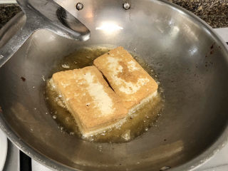 4、韭菜炒豆腐➕千里莺啼绿映红,一面炸到焦黄翻面