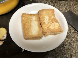 5、韭菜炒豆腐➕千里莺啼绿映红,煎到两面焦黄沥油盛出