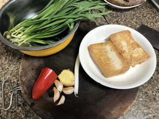 6、韭菜炒豆腐➕千里莺啼绿映红,还需要一小把韭菜，红椒半颗，姜一小块，葱白一根，????4瓣