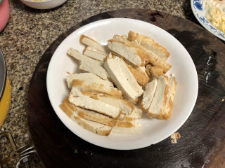 7、韭菜炒豆腐➕千里莺啼绿映红,煎好的豆腐切半公分厚的片状，阿晨妈妈今天买的豆腐比较嫩，老豆腐炸起来更方便