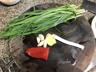 8、韭菜炒豆腐➕千里莺啼绿映红,韭菜择好洗净，????剥皮，姜葱洗净，红椒去籽洗净