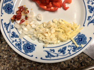 9、韭菜炒豆腐➕千里莺啼绿映红,姜切丝，蒜切末，葱白切末