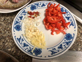 10、韭菜炒豆腐➕千里莺啼绿映红,干辣椒三个切段，红椒切丝