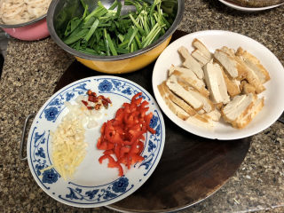 12、韭菜炒豆腐➕千里莺啼绿映红,全部食材准备好