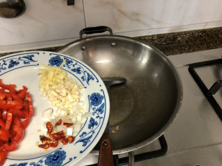 13、韭菜炒豆腐➕千里莺啼绿映红,炸豆腐的油留底油，小火，加入姜蒜末煸香