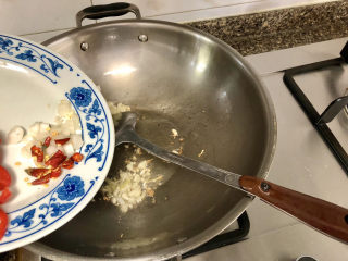 14、韭菜炒豆腐➕千里莺啼绿映红,加入干辣椒葱白煸香