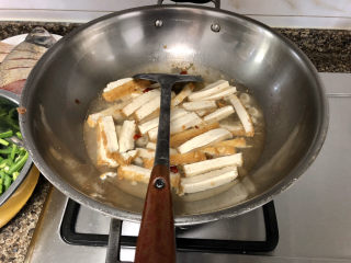 16、韭菜炒豆腐➕千里莺啼绿映红,转中火，倒入适量清水，没过豆腐一多半