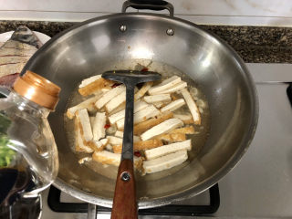 17、韭菜炒豆腐➕千里莺啼绿映红,调味：加入一汤匙生抽