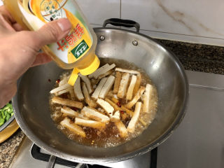 18、韭菜炒豆腐➕千里莺啼绿映红,加入一茶匙太太乐鸡汁