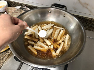 19、韭菜炒豆腐➕千里莺啼绿映红,加入一茶匙白糖提鲜