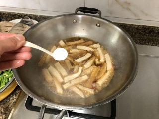 20、韭菜炒豆腐➕千里莺啼绿映红,尝下汤汁咸淡，根据个人口味添加少许食盐