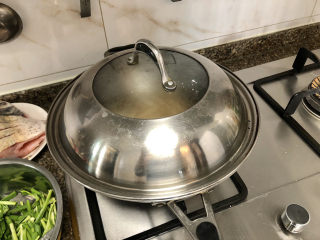 21、韭菜炒豆腐➕千里莺啼绿映红,加盖，中火炖煮10分钟