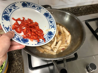 23、韭菜炒豆腐➕千里莺啼绿映红,汤汁浓郁加入红椒，继续收汁到汤汁比较少