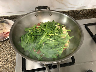 24、韭菜炒豆腐➕千里莺啼绿映红,加入韭菜，大火翻炒均匀，出锅。