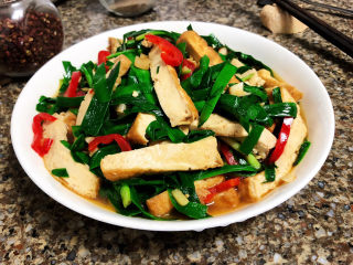 26、韭菜炒豆腐➕千里莺啼绿映红,成品