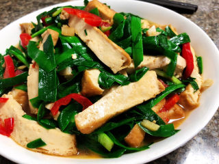27、韭菜炒豆腐➕千里莺啼绿映红,豆腐边脆内嫩，韭菜鲜嫩，咸鲜味美，营养丰富，很简单的一道素食，喜欢的小伙伴一起来试试吧????