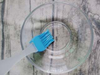 2、凉拌鸡蛋干（自制鸡蛋干）,找一个可以蒸的容器，抹上油