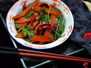 11、凉拌鸡蛋干（自制鸡蛋干）,基本用6个蛋白才只能做一小碗鸡蛋干这是五香鸡蛋干的制作方法，蒸好后可以炒菜，或是制作成很多口味呢！