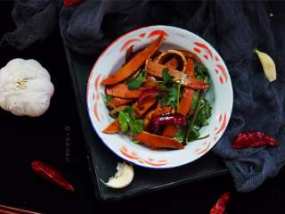 10、凉拌鸡蛋干（自制鸡蛋干）,鸡蛋干是一个不错的选择。无论凉拌、烹炒、做汤都是美味又方便。