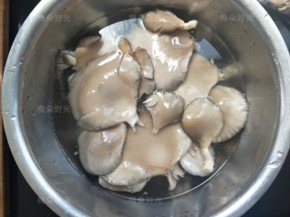 1、干炸蘑菇,平菇去根洗净