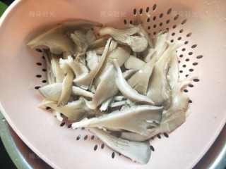 2、干炸蘑菇,撕成小片