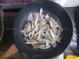 3、干炸蘑菇,水开后下入蘑菇焯水
