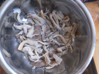 4、干炸蘑菇,过凉水，然后用手攥干水分