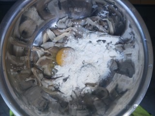 5、干炸蘑菇,加入一个鸡蛋，少许盐，白胡椒粉，五香粉，鸡精，两汤匙淀粉，四汤匙面粉，淀粉，面粉为1：2。