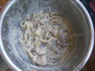 6、干炸蘑菇,抓匀裹上一层厚浆。