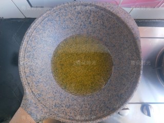 7、干炸蘑菇,锅内倒油，五层热的时候，分两次下入蘑菇油炸