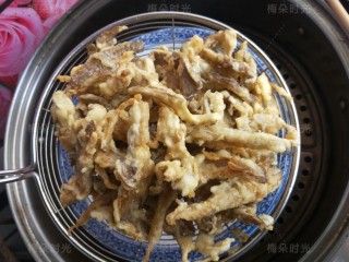 10、干炸蘑菇,炸到金黄，硬挺捞出控油。