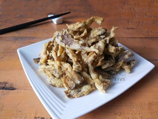 12、干炸蘑菇,盛盘即可使用。