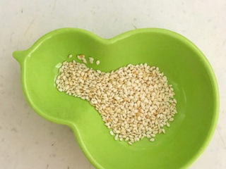 1、素炒千叶豆腐,熟白芝麻